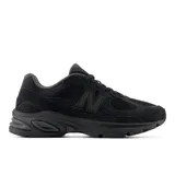 Championes urbanos New Balance modelo 2010, color negro, confeccionados en malla y gamuza, con el logotipo 'N' característico en los laterales y suela robusta.