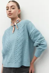 Sweater tramado color lila de manga larga con puños elastizados.