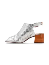 Sandalia peep toe de cuero color plateado con textura efecto cocodrilo, taco cuadrado y tira trasera con hebilla.