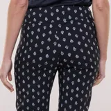 Pantalón elastizado de tiro alto estilo pull-on, marca Zac & Rachel. Modelo de corte cigarrete de silueta ajustada con diseño a rayas en color blanco y azul. Pretina ancha elastizada sin cierres ni botones, con diseño de línea limpia sin bolsillos.