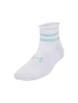 Medias deportivas Under Armour de corte cuarto, color blanco con detalles en turquesa. Presentan dos líneas horizontales en el tobillo y el logo de la marca en el empeine. Fabricadas con tejido ligero y transpirable, incluyen soporte de arco integrado y paneles de malla para mayor ventilación.