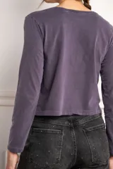 Remera color marrón de algodón peinado, corte oversize, cuello redondo y manga larga.