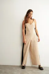 Mono largo bicolor con diseño de bloques en colores beige y negro, con escote en V y tirantes finos.