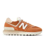 Championes New Balance 574 color naranja con detalles en blanco, confeccionados en gamuza y malla, con logo "N" característico en los laterales y entresuela ENCAP.