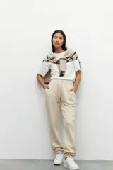 Babucha deportiva de algodón con elástico en la cintura, cordones ajustables y dos bolsillos laterales. Cuenta con interior de felpa.