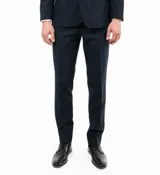 Pantalón de vestir azul marino, de corte recto, con bolsillos laterales y traseros.