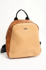 Mochila de diseño combinado en tonos tostado y marrón claro, con detalles en negro y asa superior.