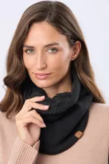 Cuello reversible de polar y sherpa color negro, con pequeño aplique de cuero sintético con logo grabado.