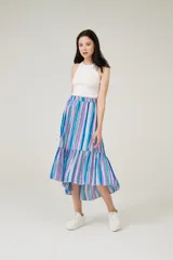 Falda midi con estampado de rayas verticales rojas y blancas, cintura elastizada y volados asimétricos en el ruedo.