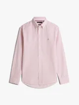 Camisa de manga larga Tommy Hilfiger de corte regular, confeccionada en popelín de algodón blanco con diseño de rayas verticales rojas. Cuenta con cuello clásico, cierre frontal de botones y el logo de la marca bordado en el pecho.