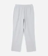 Pantalón de pijama de franela color gris claro, con cintura elástica y cordón de ajuste.