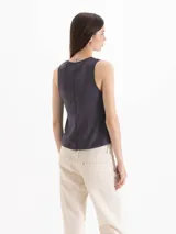 Musculosa negra de algodón Pima, con escote redondo y calce relajado.