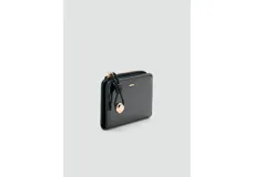 Billetera pequeña de diseño rectangular en acabado charol negro. Cuenta con cierre perimetral con tirador decorativo y detalle de logo metálico en el frente.