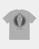 Remera gris de manga corta con corte regular, de la marca Kaboa Industries, con estampa en la espalda que presenta un esqueleto dentro de un ataúd rodeado por alas oscuras y las leyendas WAKE UP y Kaboa Industries.