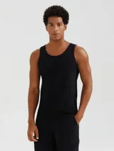 Musculosa básica de hombre color azul oscuro.