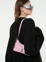 Vestido camisero negro de lino con botones delanteros y bolsillos ocultos.