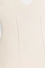 Top strapless color marrón oscuro, con escote corazón y corte ajustado al cuerpo.