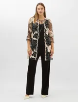 Conjunto de tres piezas compuesto por una musculosa negra con escote en V, un pantalón palazzo de tejido de punto liso con cintura elástica y una túnica larga de tul negro con mangas 3/4. La túnica presenta un bordado floral detallado con aplicaciones de lentejuelas.