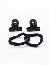 Set de dos broches tipo pinza para el pelo y dos coleros elásticos negros.