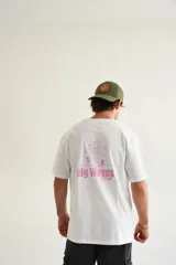 Remera color arena de manga corta con cuello redondo y estampado en la espalda de un sol con una tabla de surf y el texto "Big Waves Club".