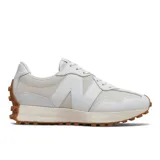 Championes New Balance modelo 327 para mujer, en tonos blanco y beige claro, con el logo 'N' superpuesto en blanco y suela de goma color caramelo con tacos pronunciados.