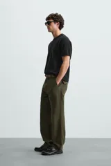 Camiseta de manga corta color amarillo pálido, con cuello redondo acanalado y corte relajado.