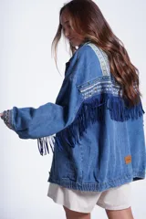 Campera de jean celeste con bordado de flores, tachas y flecos azules.