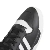 Championes adidas Rivalry Low de corte bajo, con diseño clásico en color negro y detalles en blanco, incluyendo las tres tiras laterales características de la marca y suela de goma.