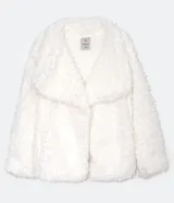 Campera corta de piel artificial color blanco, manga larga, con cuello ancho y solapas en punta.