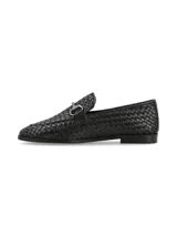 Mocasines negros de cuero con diseño entrelazado, detalle de estribo metálico en el empeine y suela plana.
