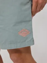 Short gris de algodón con cintura elástica ajustable con cordón y logo estampado en la pierna.