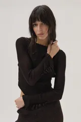 Top tejido en lurex y viscosa, color marrón oscuro, de manga larga, con espalda cruzada y mini volados en los puños.