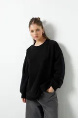 Buzo de polar con estampado animal print y mangas largas de nylon negro.