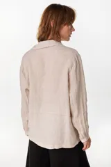 Blazer de lino italiano color beige, de botonadura sencilla, solapas clásicas, bolsillos de parche y detalle de puños tableados.