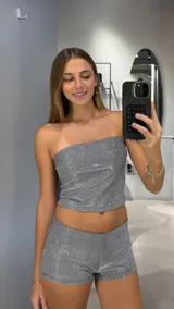 Short de tiro bajo confeccionado en tela brillante con acabado glitter plateado, de corte ajustado y estilo deportivo.