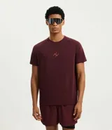 Remera deportiva masculina color bordó con tecnología Dry, cuello redondo, mangas cortas y detalle laser cut para mayor transpirabilidad. Confeccionada en poliéster y elastano, ofrece un toque suave y elasticidad para libertad de movimientos.