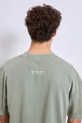 Remera de algodón color marrón con efecto lavado, corte oversize y estampa pequeña en el pecho.