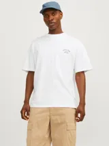 Camiseta blanca de algodón con cuello redondo y corte holgado. Estampado frontal con la leyenda "Atelier Originals Studio The Five Boroughs Established in Nineteen Ninety Designed in Copenhagen Brought to you by Jack & Jones".