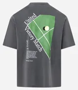 Remera de algodón de corte boxy, color gris oscuro con efecto desteñido/vintage. Presenta un estampado minimalista en blanco en el pecho con tres círculos y texto a la derecha que dice "United Victory Match".