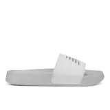 Chancletas New Balance unisex modelo 200, color gris claro con logo en relieve en la tira superior.