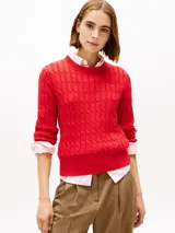 Sweater Tommy Hilfiger de punto con diseño de cable, color rojo, con cuello redondo, manga larga y el logo de la marca bordado en el pecho.