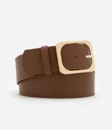 Cinturón ancho de material sintético color marrón, con pespuntes a lo largo de los bordes y una hebilla metálica grande de forma cuadrada con acabado dorado.