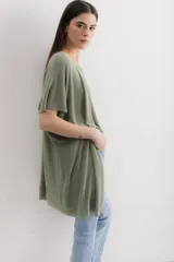 Saco abierto color crudo, de tejido de punto con lurex.