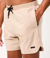 Bermuda deportiva Get Over de corte corto para hombre, color beige, con cintura elástica ajustable con cordón y bolsillos laterales.