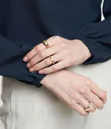 Blusa azul marino de crepé con escote redondo y mangas largas con puños elásticos.