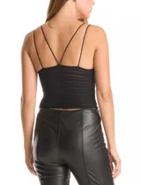 Top de tejido texturizado con breteles finos dobles, escote recto y sujetador interno con copas incorporadas.