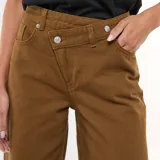 Pantalón de twill color marrón, de corte recto y tiro alto, con un diseño distintivo de cintura cruzada y cierre asimétrico.