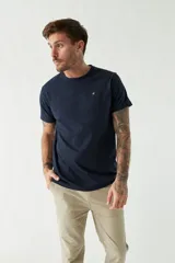 Remera de algodón de corte regular, con cuello redondo, manga corta y logo bordado en el pecho.