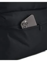 Mochila Under Armour color negro con logo estampado en blanco en el frente. Cuenta con compartimento principal con cierre, bolsillo frontal para objetos de valor, bolsillo lateral para botella y asa superior. Fabricada con tecnología UA Storm resistente al agua.