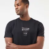 Remera negra de manga corta y cuello redondo con estampado gráfico frontal inspirado en la película Back to the Future.